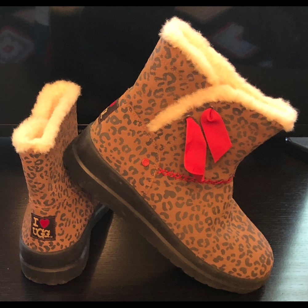 I ❤️ UGG boots size 7  $40